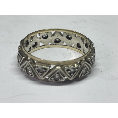 694 - A SILVER AND 9 CARAT GOLD RING SIZE O/P IN A PRESENTATION BOX