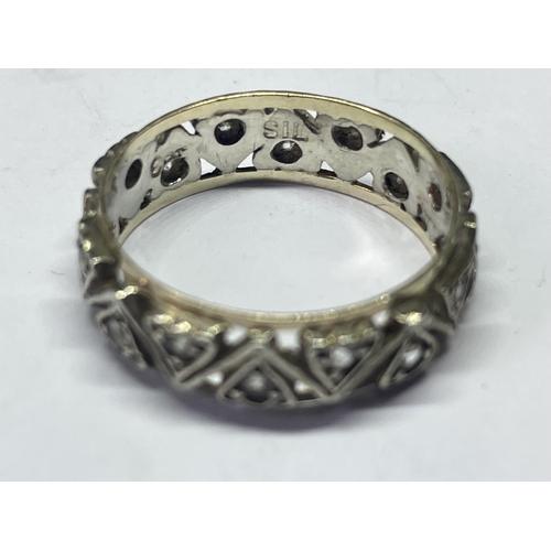 694 - A SILVER AND 9 CARAT GOLD RING SIZE O/P IN A PRESENTATION BOX