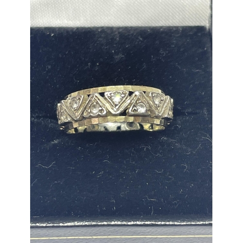 694 - A SILVER AND 9 CARAT GOLD RING SIZE O/P IN A PRESENTATION BOX