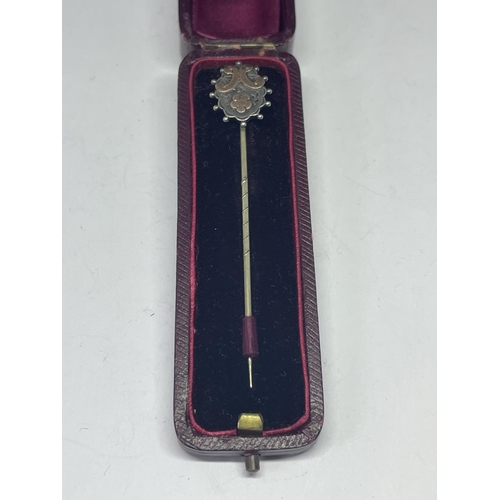 696 - A SILVER AND GOLD PIN BROOCH IN A PRESENTATION BOX