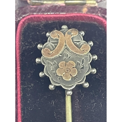 696 - A SILVER AND GOLD PIN BROOCH IN A PRESENTATION BOX