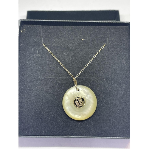 697 - A 9 CARAT GOLD AND JADE NECKLACE IN A PRESENTATION BOX