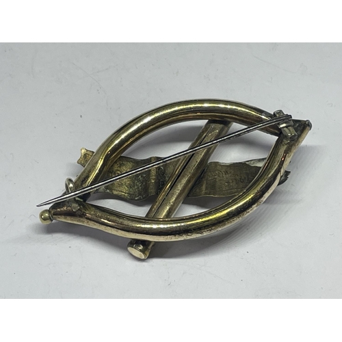 703 - A PINCH BECK BROOCH