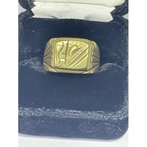 704 - A YELLOW METAL RING STAMPED 750 SIZE U IN A PRESENTATION BOX