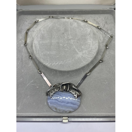 707 - A SILVER AND AGATE NECKLACE IN A PRESENTATION BOX