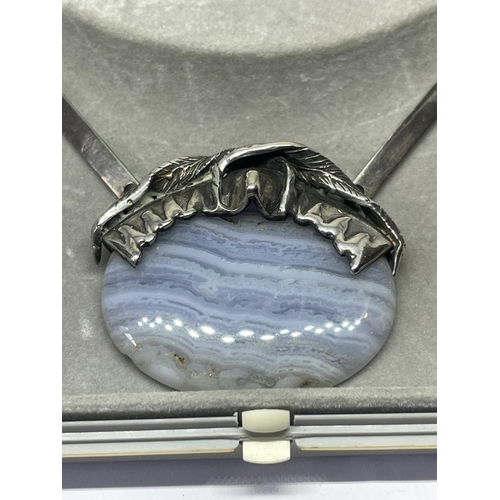 707 - A SILVER AND AGATE NECKLACE IN A PRESENTATION BOX