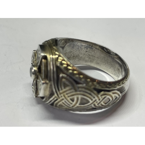 715 - AN ORNATE SILVER RING