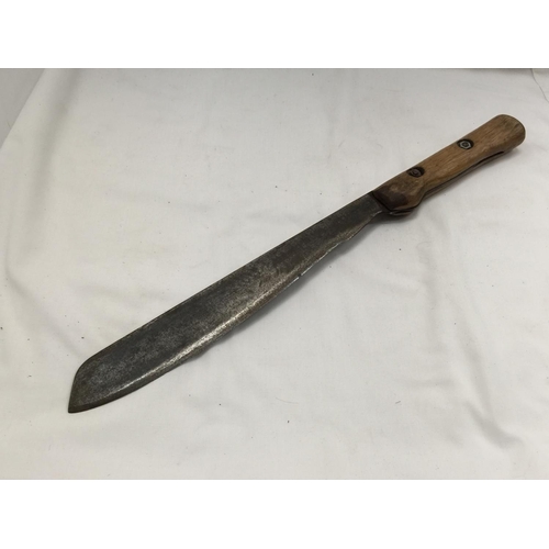 462 - A MID 20TH CENTURY MACHETE, LENGTH OF BLADE 31CM