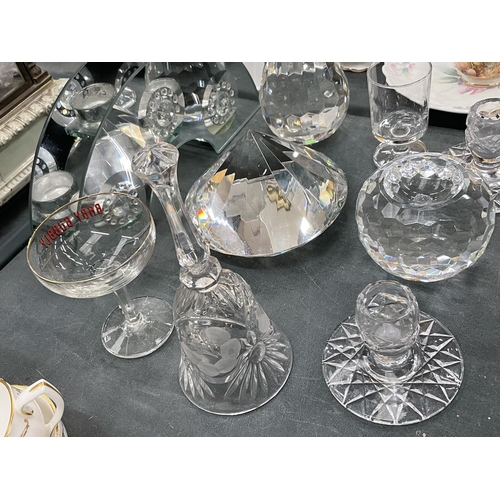 111 - A QUNATITY OF GLASSWARE TO INCLUDE AN ARCHED TEALIGHT HOLDER, PRISM, CANDLE HOLDERS, A LARGE PEAR, E... 