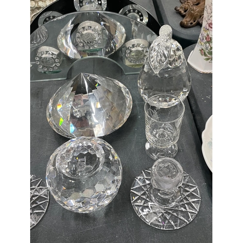 111 - A QUNATITY OF GLASSWARE TO INCLUDE AN ARCHED TEALIGHT HOLDER, PRISM, CANDLE HOLDERS, A LARGE PEAR, E... 