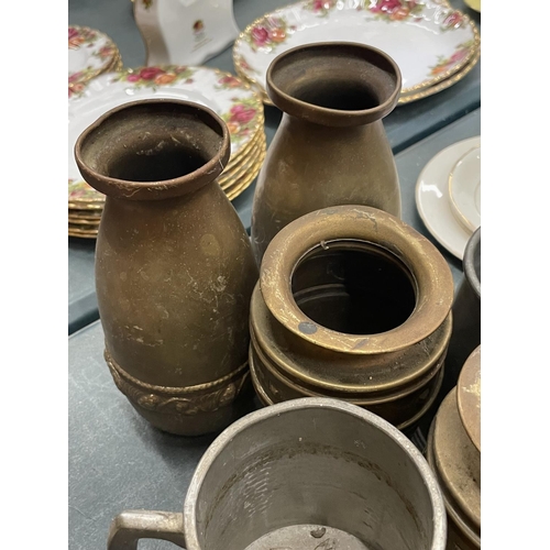 116 - A QUANTITY OF BRASS AND PEWTER TO INCLUDE TANKARDS, VASES, ETC