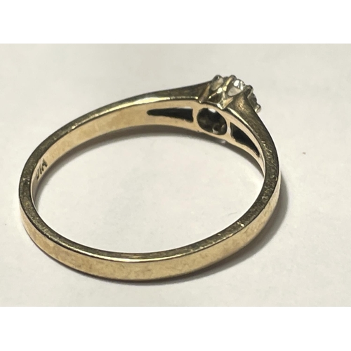 607 - A 9 CARAT GOLD RING WITH A CENTRE DIAMOND SIZE N/O