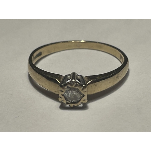 614 - A 9 CART GOLD RING WITH A DIAMOND SOLITAIRE SIZE K