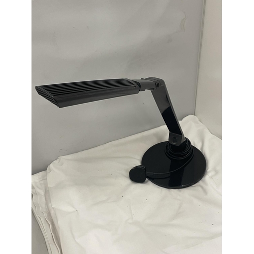 77 - A BLACK ADJUSTABLE TABLE LAMP