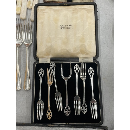 84 - ALARGE QUANTITY OF VINTAGE FLATWARE TO INCLUDE BOXED ARTS AND CRAFTS STYLE CAKE FORKS, KNIVES, FORKS... 