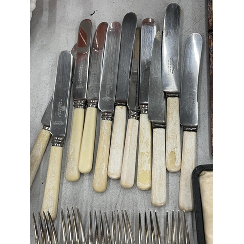 84 - ALARGE QUANTITY OF VINTAGE FLATWARE TO INCLUDE BOXED ARTS AND CRAFTS STYLE CAKE FORKS, KNIVES, FORKS... 