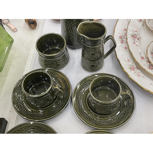 86 - AN ELLGREAVE POTTERY SAXONY DARK GREEN COFFEE SET TO INCLUDE A COFFEE POT, CREAM JUG, SUGAR BOWL, CU... 