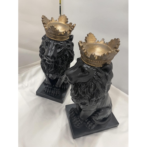 89 - A LARGE PAIR OF DECORATIVE BLACK LIONS WITH GOLD CROWNS HEIGHT 36CM