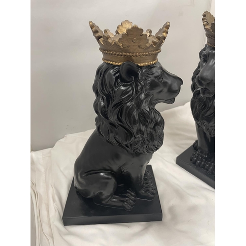 89 - A LARGE PAIR OF DECORATIVE BLACK LIONS WITH GOLD CROWNS HEIGHT 36CM