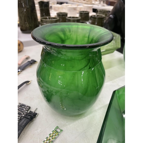 90 - FIVE PIECES OF EMERALD COLOURED CLOUD GLASS TO INCLUDE VASES, AN OCTAGONAL BOWL, HEXAGONAL BOWL AND ... 