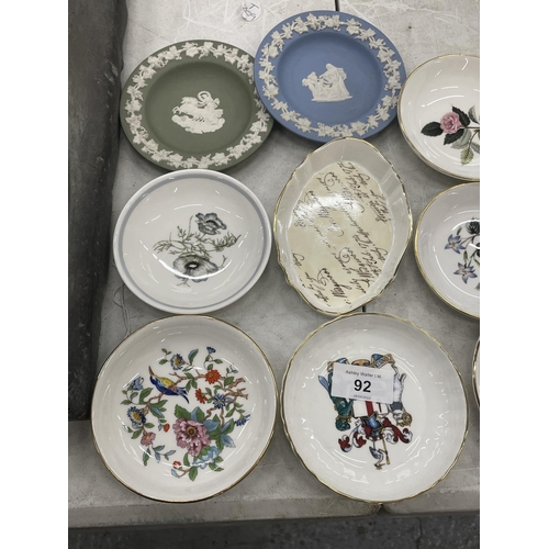 92 - A QUANTITY OF TRINKET/PIN DISHES TO INCLUDE WEDGWOOD, COALPORT, AYNSLEY, ETC