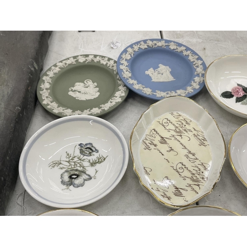 92 - A QUANTITY OF TRINKET/PIN DISHES TO INCLUDE WEDGWOOD, COALPORT, AYNSLEY, ETC