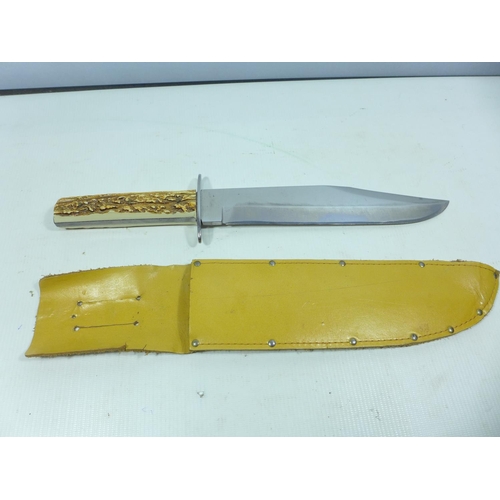 417 - A LARGE ITALIAN MADE BOWIE KNIFE AND SCABBARD 24CM BLADE