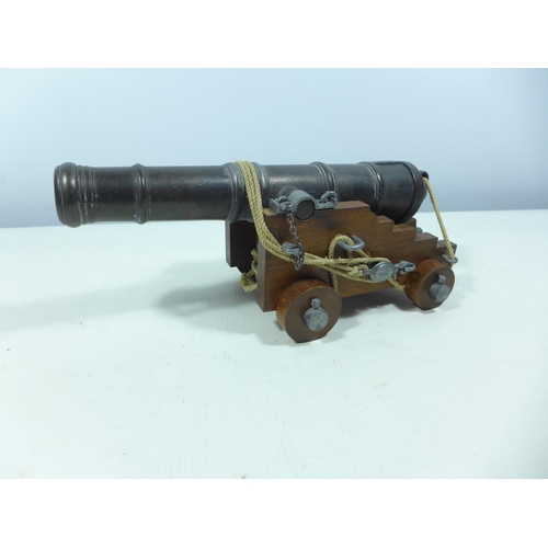 419 - A MODEL CANON ON A WOODEN CARRIAGE