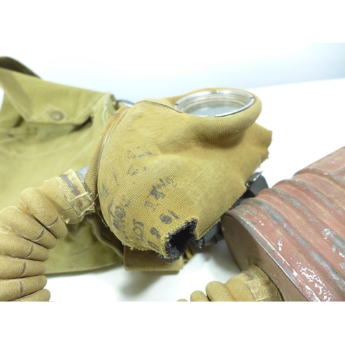 420 - A WORLD WAR II GAS MASK AND BAG