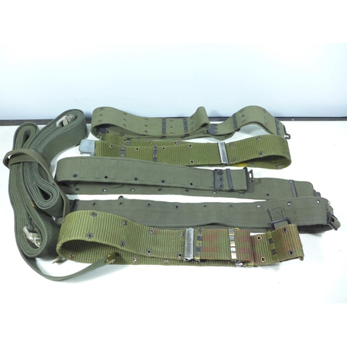 425 - FIVE MILITARY GREEN WEBBING BELTS AND TWO SETS OF STRAPS