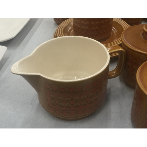 135 - A QUANTITY OF HORNSEA POTTERY 'SAFFRON' TEAWARE TO INCLUDE A TEAPOT, BOWLS, CUPS, SAUCERS, SIDE PLAT... 