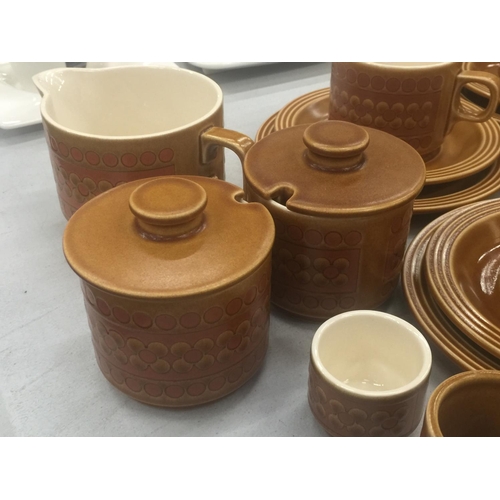 135 - A QUANTITY OF HORNSEA POTTERY 'SAFFRON' TEAWARE TO INCLUDE A TEAPOT, BOWLS, CUPS, SAUCERS, SIDE PLAT... 