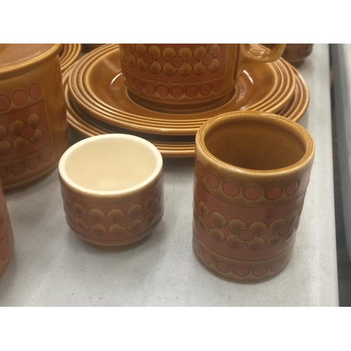 135 - A QUANTITY OF HORNSEA POTTERY 'SAFFRON' TEAWARE TO INCLUDE A TEAPOT, BOWLS, CUPS, SAUCERS, SIDE PLAT... 