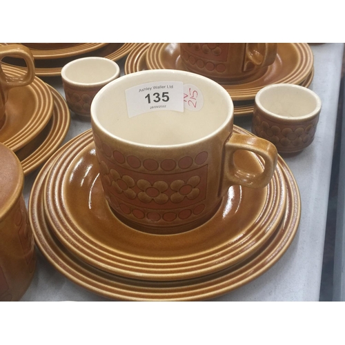 135 - A QUANTITY OF HORNSEA POTTERY 'SAFFRON' TEAWARE TO INCLUDE A TEAPOT, BOWLS, CUPS, SAUCERS, SIDE PLAT... 