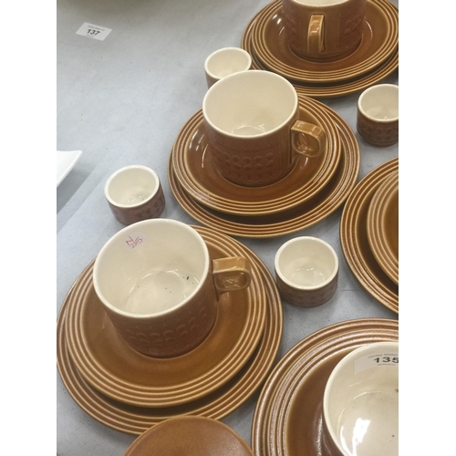 135 - A QUANTITY OF HORNSEA POTTERY 'SAFFRON' TEAWARE TO INCLUDE A TEAPOT, BOWLS, CUPS, SAUCERS, SIDE PLAT... 