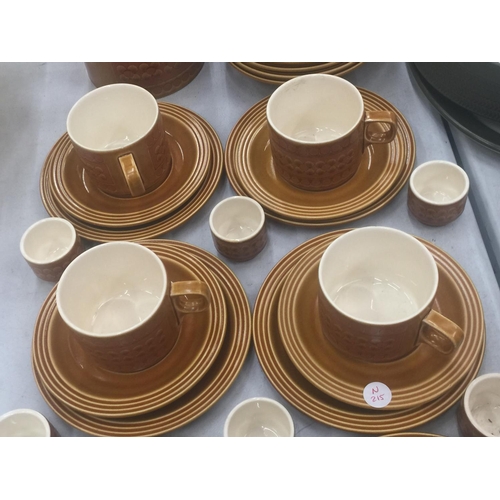 135 - A QUANTITY OF HORNSEA POTTERY 'SAFFRON' TEAWARE TO INCLUDE A TEAPOT, BOWLS, CUPS, SAUCERS, SIDE PLAT... 