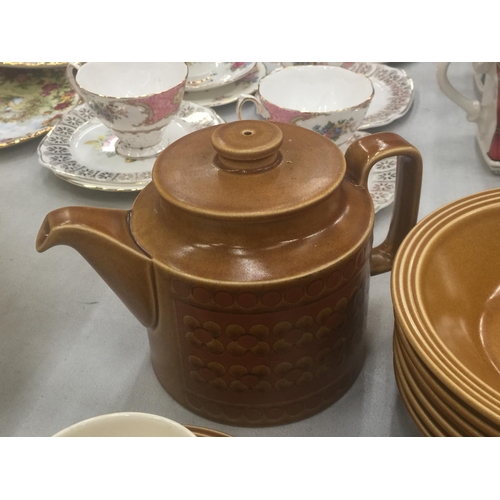 135 - A QUANTITY OF HORNSEA POTTERY 'SAFFRON' TEAWARE TO INCLUDE A TEAPOT, BOWLS, CUPS, SAUCERS, SIDE PLAT... 