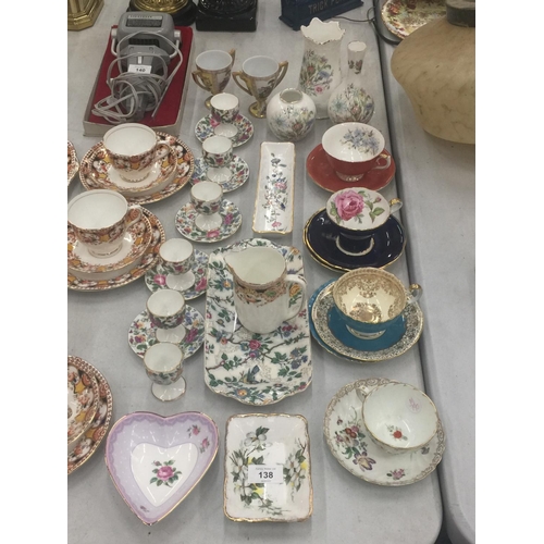 138 - A QUANTITY OF CHINA ITEMS TO INCLUDE AYNSLEY FLORAL PATTERNED CUPS AND SAUCERS, CROWN STAFFORDSHIRE ... 