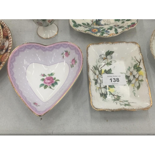 138 - A QUANTITY OF CHINA ITEMS TO INCLUDE AYNSLEY FLORAL PATTERNED CUPS AND SAUCERS, CROWN STAFFORDSHIRE ... 