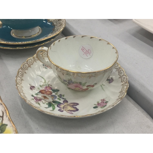 138 - A QUANTITY OF CHINA ITEMS TO INCLUDE AYNSLEY FLORAL PATTERNED CUPS AND SAUCERS, CROWN STAFFORDSHIRE ... 