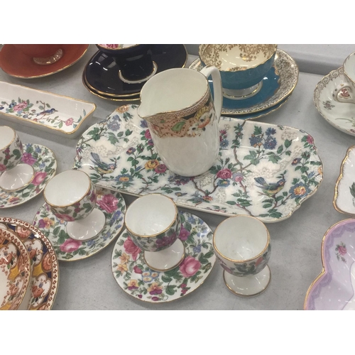 138 - A QUANTITY OF CHINA ITEMS TO INCLUDE AYNSLEY FLORAL PATTERNED CUPS AND SAUCERS, CROWN STAFFORDSHIRE ... 