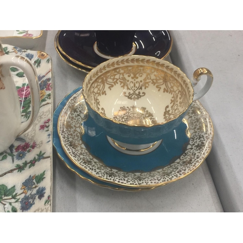 138 - A QUANTITY OF CHINA ITEMS TO INCLUDE AYNSLEY FLORAL PATTERNED CUPS AND SAUCERS, CROWN STAFFORDSHIRE ... 