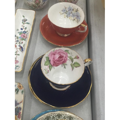 138 - A QUANTITY OF CHINA ITEMS TO INCLUDE AYNSLEY FLORAL PATTERNED CUPS AND SAUCERS, CROWN STAFFORDSHIRE ... 