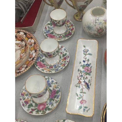 138 - A QUANTITY OF CHINA ITEMS TO INCLUDE AYNSLEY FLORAL PATTERNED CUPS AND SAUCERS, CROWN STAFFORDSHIRE ... 