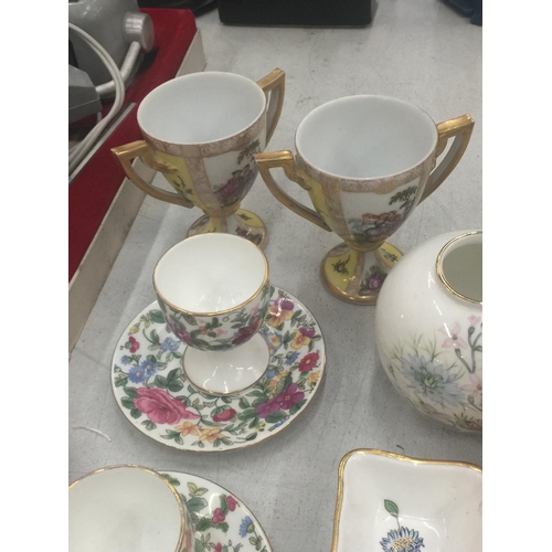 138 - A QUANTITY OF CHINA ITEMS TO INCLUDE AYNSLEY FLORAL PATTERNED CUPS AND SAUCERS, CROWN STAFFORDSHIRE ... 