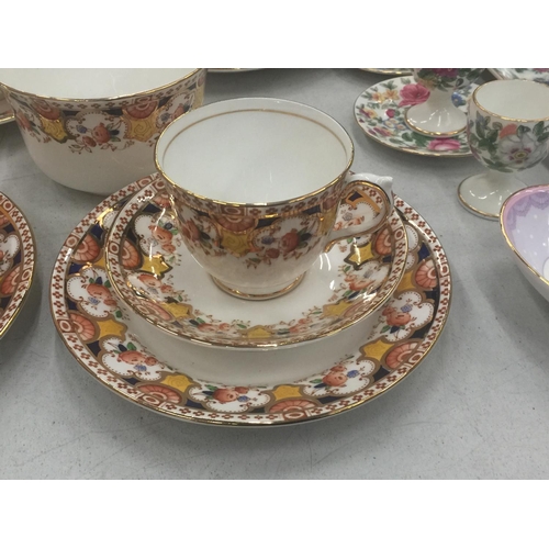 139 - A QUANTITY OF SALISBURY CHINA 'TYNE' TO INCLUDE CAKE PLATE, CUPS, SAUCERS, SIDE PLATES AND A SUGAR B... 