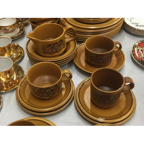 185 - A QUANTITY OF ROYAL WORCESTER PALISSY TABLEWARE TO INCLUDE PLATES, BOWLS, CUPS, SAUCERS, A COFFEE PO... 