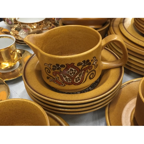 185 - A QUANTITY OF ROYAL WORCESTER PALISSY TABLEWARE TO INCLUDE PLATES, BOWLS, CUPS, SAUCERS, A COFFEE PO... 