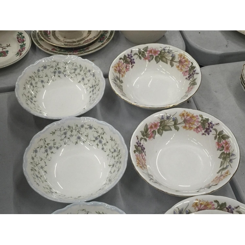 194 - A QUANTITY OF CHINA BOWLS TO INCLUDE PARAGON 'DEBUTANTE', PARAGON 'COUNTRY LANE' AND ROYAL ALBERT 'C... 