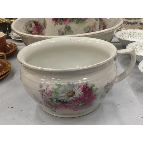 196 - A VINTAGE FLORAL CERAMIC BATHROOM SET TO INCLUDE A CHAMBER POT, WASH BOWL AND WASH JUG